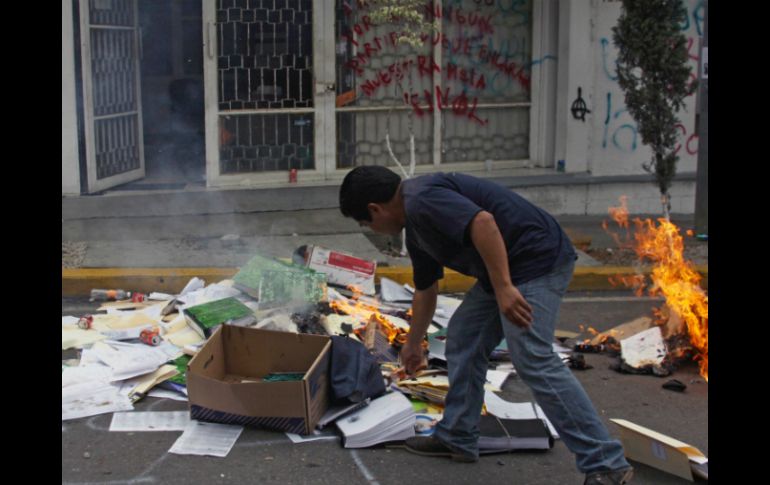 Maestros de la CNTE destruyeron miles de boletas en Oaxaca. AFP / ARCHIVO