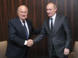 Joseph Blatter (izq.) tejió poderosas relaciones alrededor del futbol, como con el primer ministro ruso, Vladimir Putin (der.). AFP / K. Schorrer