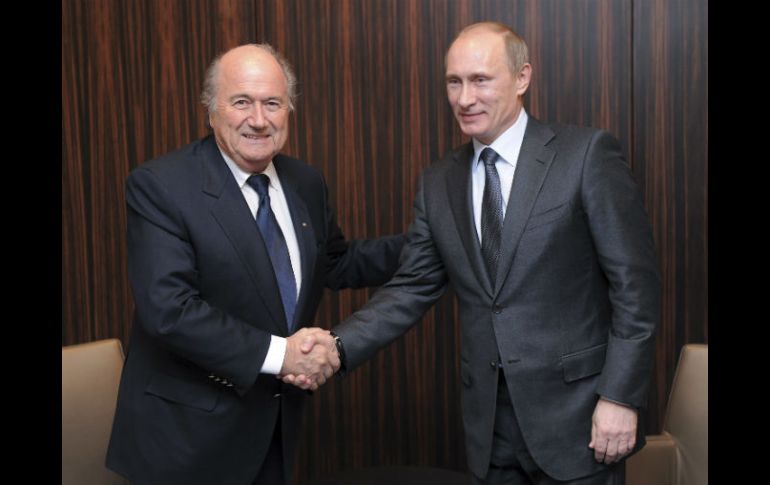 Joseph Blatter (izq.) tejió poderosas relaciones alrededor del futbol, como con el primer ministro ruso, Vladimir Putin (der.). AFP / K. Schorrer