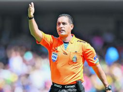 El árbitro Roberto García Orozco encabeza la tripleta arbitral mexicana en la próxima Copa América. MEXSPORT / R. Maya