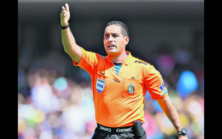 El árbitro Roberto García Orozco encabeza la tripleta arbitral mexicana en la próxima Copa América. MEXSPORT / R. Maya