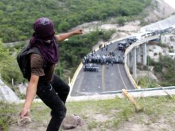 La revisión ocurrió en el túnel de la autopista Chilpancingo-Tixtla, donde ayer las fuerzas federales se enfrentaron con normalistas. AFP / J. Guerrero