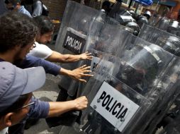 En la zona hay una línea de antimotines para impedirles el paso. SUN / C. Rogel