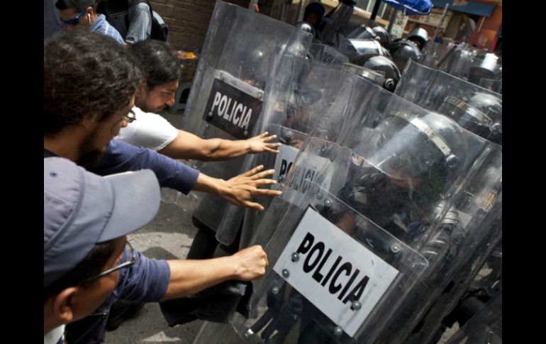 En la zona hay una línea de antimotines para impedirles el paso. SUN / C. Rogel