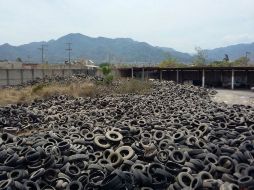 La Secretaría de Salud Jalisco documentó con fotografías el terreno lleno de llantas. ESPECIAL /