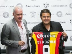 El 'Travieso' fue presentado por el presidente del patronato de Leones Negros, Raúl Padilla. EL INFORMADOR / P. Franco