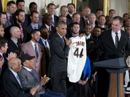 El mandatario recibió una pelota firmada y una camiseta con la leyenda 'Obama 44'. AP / C. Kaster