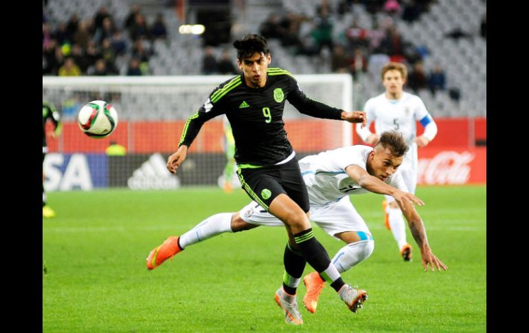 El delantero mexicano Guillermo Martínez (9), encabeza el ataque del equipo dirigido por Sergio Almaguer. MEXSPORT / R.Hood