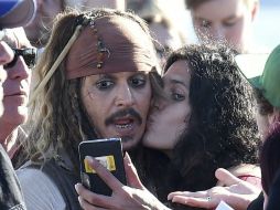 Durante el rodaje, Depp se dejó querer (vestido  como Jack Sparrow), por cientos de fanáticos. EFE / D. Hunt