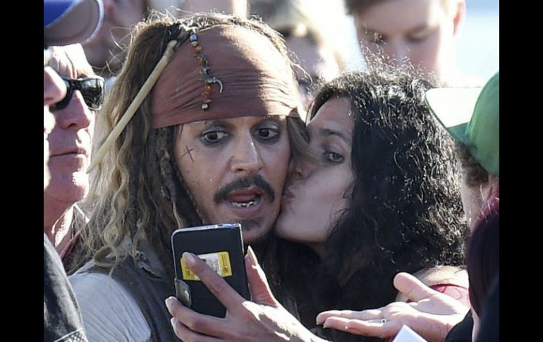 Durante el rodaje, Depp se dejó querer (vestido  como Jack Sparrow), por cientos de fanáticos. EFE / D. Hunt