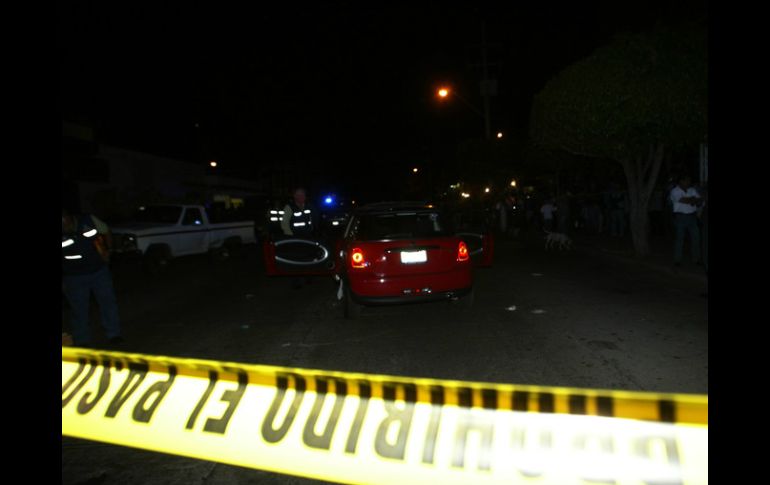 Cerca de las 23 horas los tripulantes del auto fueron violentados en la esquina de las calles Gladiolas y Rosas. EL INFORMADOR / ARCHIVO