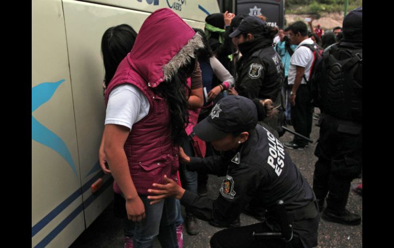 La situación entre manifestantes en Tlapa y uniformados se mantiene tensa. EFE / ARCHIVO