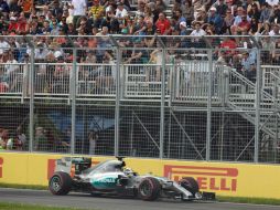 Antes del accidente, Hamilton volvió a marcar el mejor tiempo en los segundos libres. AFP / D. Emmert