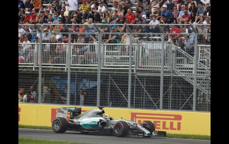 Antes del accidente, Hamilton volvió a marcar el mejor tiempo en los segundos libres. AFP / D. Emmert