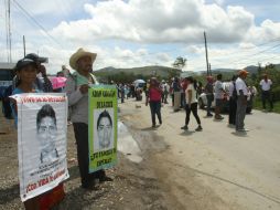 Los manifestantes se colocaron en ambos lados de la vía y regalaban volantes donde explicaban el motivo de su lucha. EFE /  J. Rios