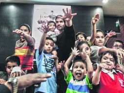 De visita. El actor Eduardo Verástegui con los niños —pacientes— del Hospital Civil. EL INFORMADOR / E. Barrera