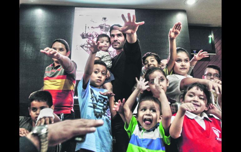 De visita. El actor Eduardo Verástegui con los niños —pacientes— del Hospital Civil. EL INFORMADOR / E. Barrera