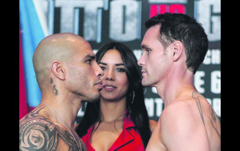 Pesaje. Miguel Cotto (izq.) y Daniel Geale se declararon listos para su combate de esta noche. EFE / K. Betancur