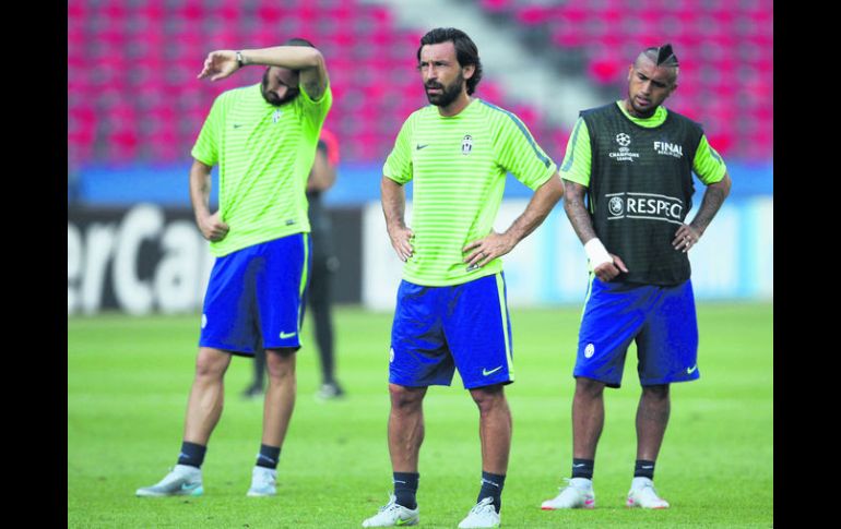 Dupla. Andrea Pirlo (izq.) y Arturo Vidal (der.) marcan el tiempo de la Juve. EFE / I. FASSBENDER