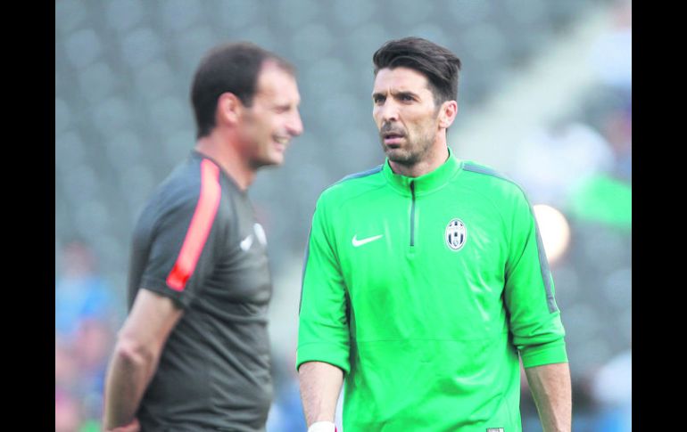 Gianluigi Buffon (der.), se coronó campeón mundial en Alemania 2006 en el Estadio Olímpico de Berlín. AP /  I. Bruno