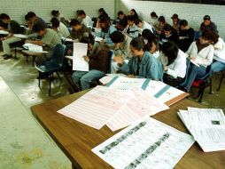 Recomiendan a los aspirantes llegar descansados y desayunar ligero para evitar desmayos o problemas de salud durante el examen. EL INFORMADOR / ARCHIVO