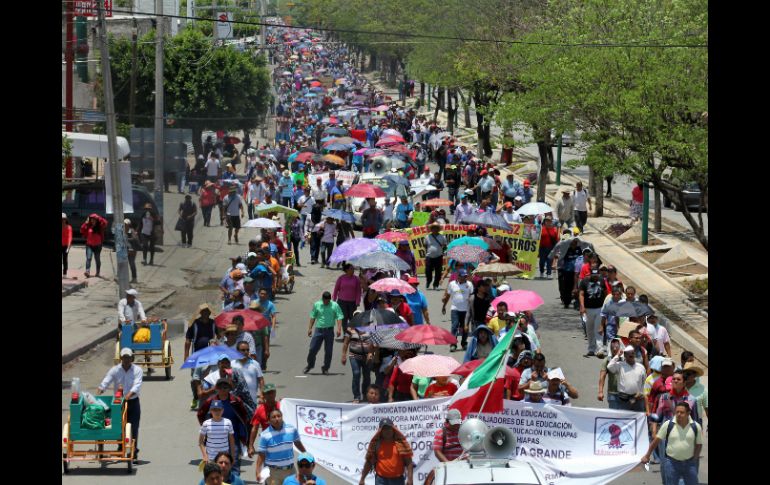 Docentes marchan hoy tras liberar dos oficinas distritales del INE. EFE / R. Araújo