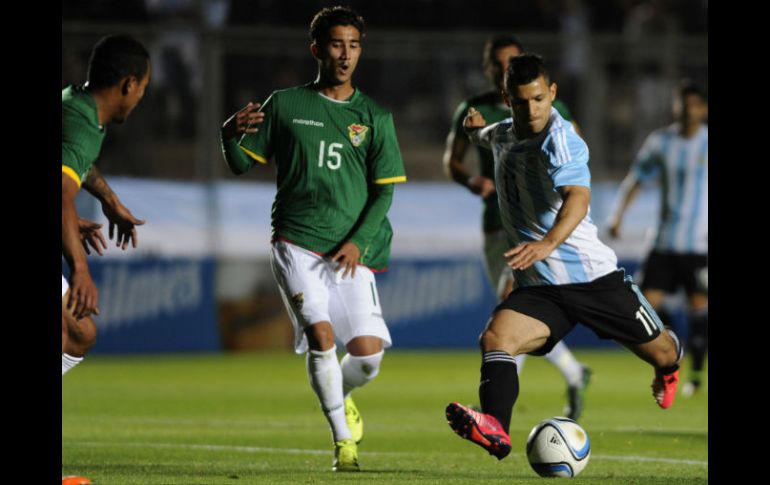 Sergio 'Kun' Agüero (11) se despachó con tres goles ante los bolivianos. Los otros dos tantos argentinos fueron obra de Di María. AFP / A. Larrovere