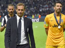 Massimiliano Allegri en medio de Bonucci y Gianluigi Buffon (der.), quien sobre la cancha no se quitó la medalla de subcampeón. EFE / E. Ferrari