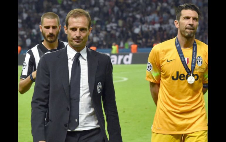 Massimiliano Allegri en medio de Bonucci y Gianluigi Buffon (der.), quien sobre la cancha no se quitó la medalla de subcampeón. EFE / E. Ferrari