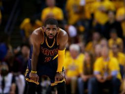 Irving sufrió fractura de la rótula de la rodilla izquierda a falta de dos minutos para el final del primer juego. AFP / E. Shaw