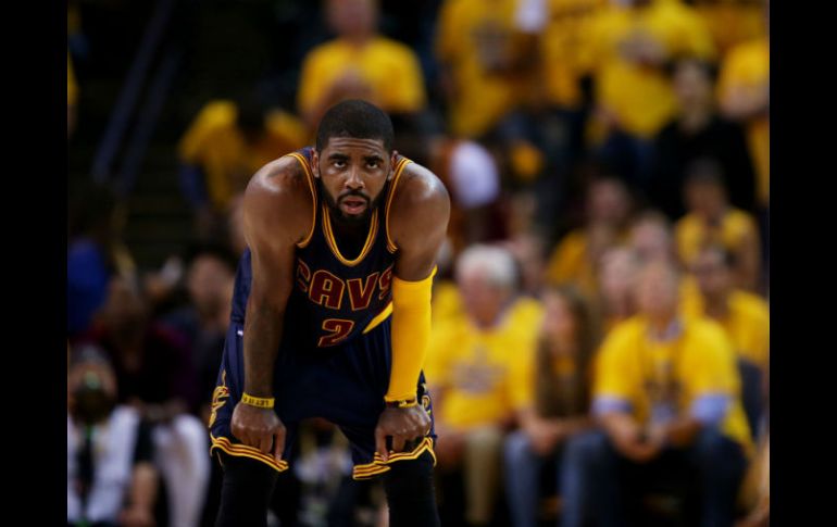 Irving sufrió fractura de la rótula de la rodilla izquierda a falta de dos minutos para el final del primer juego. AFP / E. Shaw