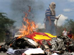 Padres de los 43 desaparecidos y alumnos de la Normal de Ayotzina queman todo el material en una hoguera. AFP / P. Pardo