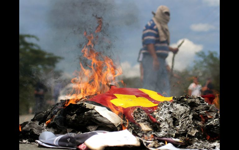 Padres de los 43 desaparecidos y alumnos de la Normal de Ayotzina queman todo el material en una hoguera. AFP / P. Pardo