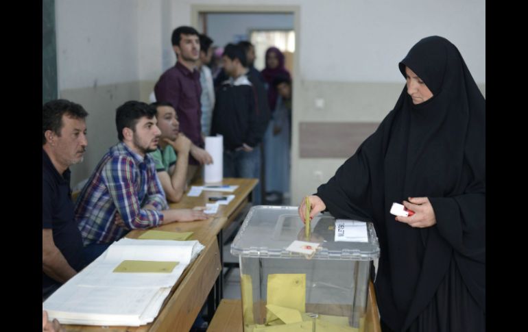 Despliegan 194 mil urnas para atender a los 53 millones 749 mil 850 ciudadanos con derecho a voto. EFE / D. Toprak