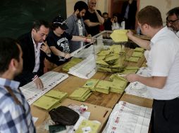 Oficiales comienzan el conteo de los votos para el parlamento. AFP / Y. Akgul