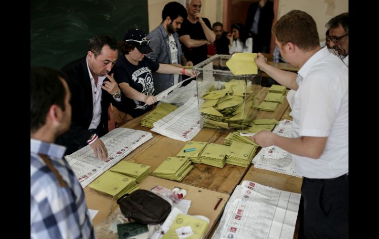 Oficiales comienzan el conteo de los votos para el parlamento. AFP / Y. Akgul