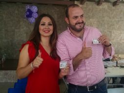 Ricardo Villanueva, y su esposa, luego de emitir su voto. EL INFORMADOR / E. Barrera