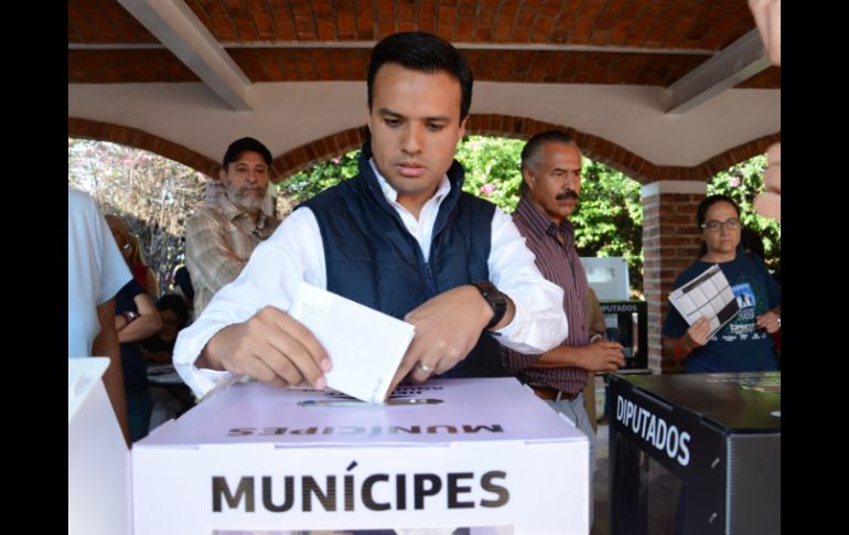 Héctor Robles Peiro acude esta mañana a una casilla electoral ubicada en la colonia La Estancia. ESPECIAL / Ayuntamiento de Zapopan