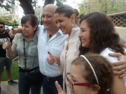 Alfaro acude a votar con su familia; de ganar, asegura, celebrará en la Minerva, ''como buen chiva'' que es. EL INFORMADOR / J. Pérez