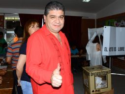 Miguel Riquelme acudió a votar en compañía de su esposa Marcela Gorgón y el priista Humberto Roque Villanueva. ESPECIAL / Siglo Torreón