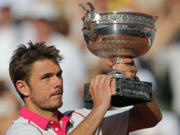 Wawrinka se alza con el trofeo del Roland Garros. AP / C. Ena