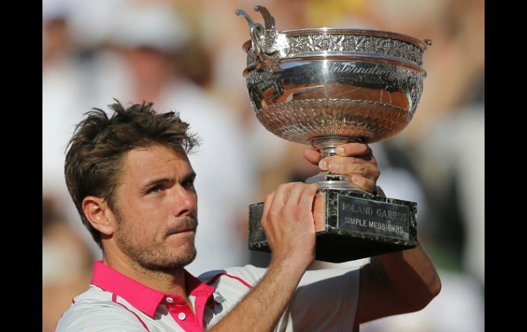 Wawrinka se alza con el trofeo del Roland Garros. AP / C. Ena