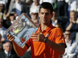 Novak Djokovic recibe el premio del segundo lugar del Grand Slam. AFP / P. Kovarik