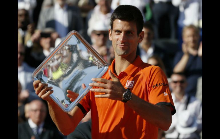 Novak Djokovic recibe el premio del segundo lugar del Grand Slam. AFP / P. Kovarik