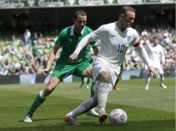 Acción de juego entre Wayne Rooney y John O' Shea. AP / P. Morrison