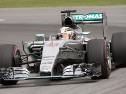 Lewis Hamilton sigue en el liderato del Mundial de pilotos con esta victoria. AP / R.Remiorz