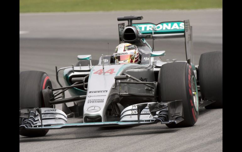 Lewis Hamilton sigue en el liderato del Mundial de pilotos con esta victoria. AP / R.Remiorz