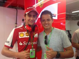 Hernández no dejó pasar la oportunidad y se tomó una fotografía con el piloto Esteban Gutiérrez. TWITTER / @ScuderiaFerrari