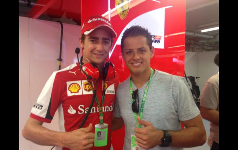 Hernández no dejó pasar la oportunidad y se tomó una fotografía con el piloto Esteban Gutiérrez. TWITTER / @ScuderiaFerrari