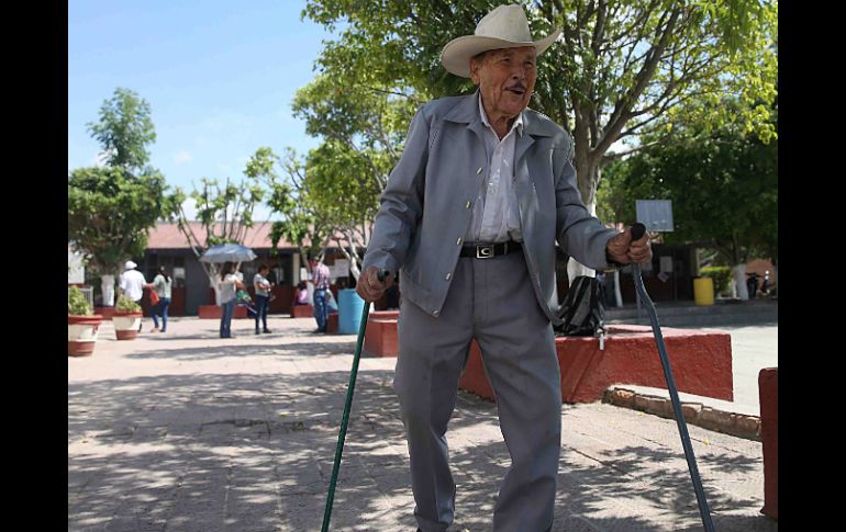 El señor Juan dice que aunque le cuesta mucho trabajo ir a la casilla, no hay excusa para no votar. EL INFORMADOR / M. Vargas